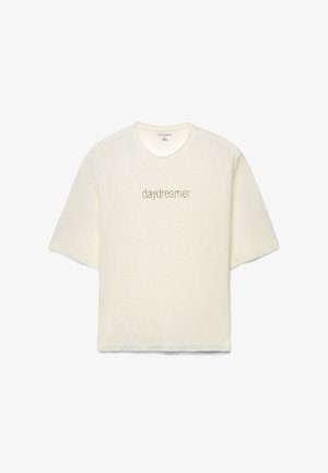Maglietta a maniche corte color crema con scollo rotondo e la scritta "daydreamer" ricamata in filo a contrasto sul davanti. Tessuto morbido.