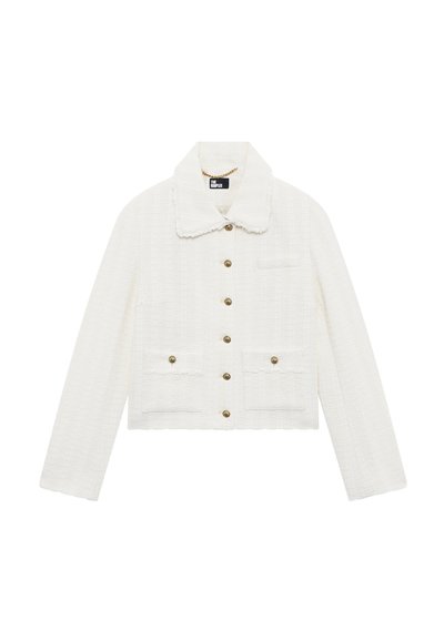 Veste courte blanche texturée avec des manches longues, un col pointu, six boutons dorés et trois poches avant avec des détails de boutons.