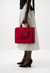 COACH CARGO TOTE BAG - Kézitáska - red