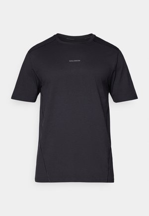 Czarny sportowy t-shirt wykonany z lekkiego materiału, z okrągłym dekoltem, krótkimi rękawami i subtelnym logo na piersi.