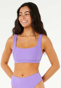 Bikini a due pezzi ribbed viola, con scollo quadrato e spalline larghe sulla parte superiore, abbinato a un pantaloncino alto. Texture liscia.