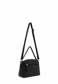 Bolso de hombro de cuero negro con una forma estructurada, que cuenta con una cremallera superior, un bolsillo frontal y dos correas ajustables. Accesorios en tono dorado.