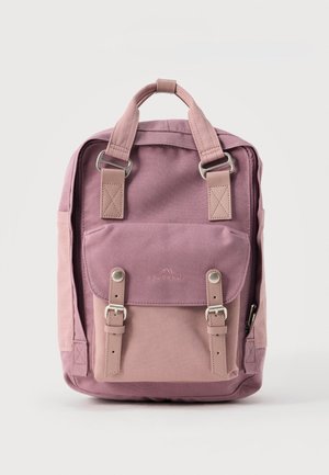 Rucksack in staubigem Rosa und Mauve mit oberen Griffen, Vordertasche mit zwei Steckverschlüssen und seitlichem Reißverschluss vor einfarbigem Hintergrund.