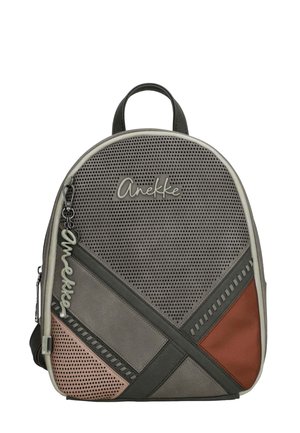 Mochila pequeña con paneles perforados en gris, rosa y óxido, costuras decorativas, tirador de cremallera con "Anekke" y asa superior para llevar visible.