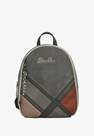 Mochila pequeña con paneles perforados en gris, rosa y óxido, costuras decorativas, tirador de cremallera con "Anekke" y asa superior para llevar visible.