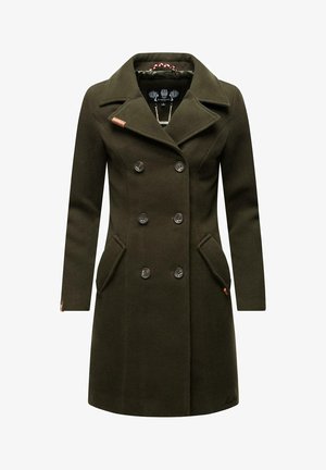 Cappotto doppiopetto verde oliva in misto lana con grandi bottoni, tasche laterali e colletto a punta. La parte interna presenta una fodera decorata.