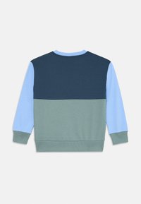 Sweatshirt mit Rundhalsausschnitt, ausgestattet mit einem farblich abgesetzten Design in Marineblau, Hellblau und Grün. Hergestellt aus weichem Stoff mit gerippten Bündchen.