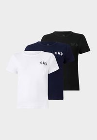 Set di tre t-shirt a manica corta nei colori bianco, blu navy e nero. Ognuna presenta un piccolo logo "GAP" sul lato sinistro del petto, realizzata in morbido cotone.
