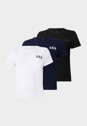 Sæt med tre kortærmede T-shirts i hvid, navy og sort. Hver har et lille "GAP"-logo på venstre bryst, lavet af blødt bomuldsstof.