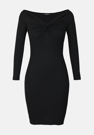 Sort tætsiddende kjole med ribbet tekstur, off-shoulder halsudskæring, lange ærmer og snoet detalje foran.