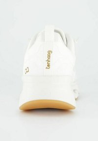 Weißer Sneaker mit glattem Obermaterial, minimalistischem Design, der ein goldenes Logo an der Ferse und eine strukturierte, hellbraune Sohle aufweist.