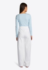 Rich & Royal MIT GESMOKTEM V-NECK - Langarmshirt - arctic blue