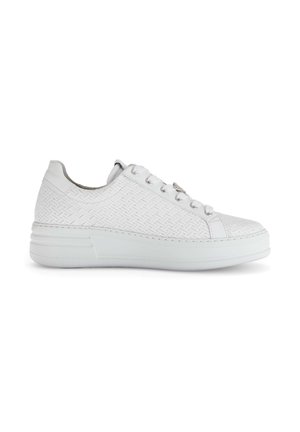 Witte lage sneaker met geweven patroon, dikke zool en veters aan de voorkant, weergegeven vanaf de buitenkant tegen een effen achtergrond.