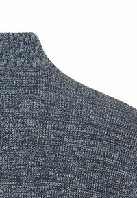 Gebreide coltrui in donkerblauw en grijs. Heeft een gemêleerde stof en een hoge kraag, met een soepele afwerking en een nauwsluitende pasvorm.