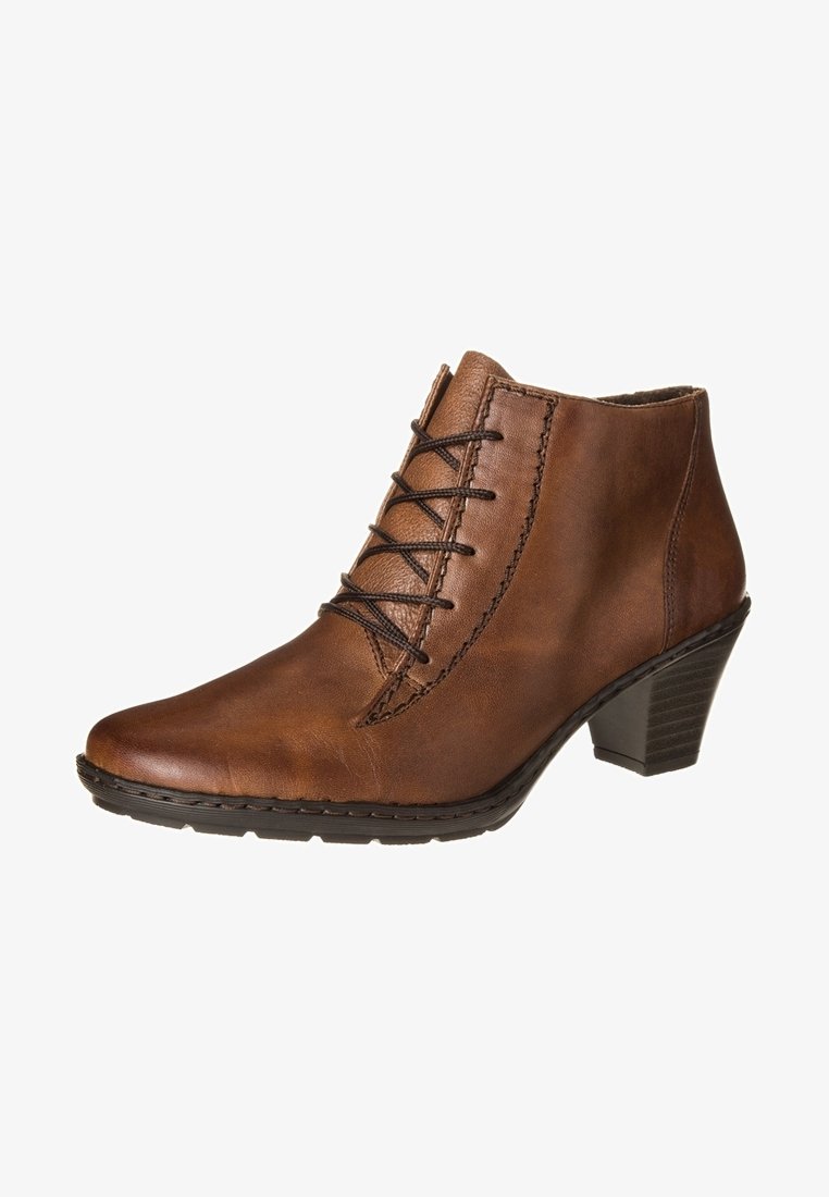 Bottines en cuir marron avec lacets noirs, talon empilé de hauteur intermédiaire, et couture détaillée sur les côtés et l'empeigne.