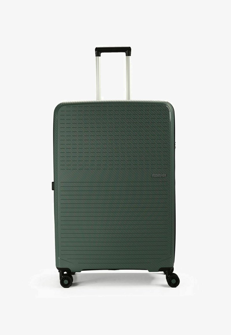 Maleta rígida verde con líneas diagonales y horizontales texturizadas, mango telescópico y cuatro ruedas para una fácil movilidad.