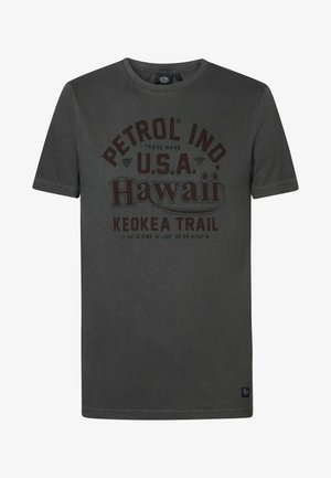 T-shirt in cotone grigio scuro con stampa frontale che riporta "Petrol Ind. U.S.A. Hawaii" e "Keokea Trail" in accentuazioni bordeaux e blu. Maniche corte.