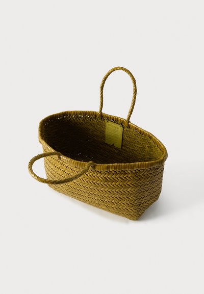 Πλεκτό οβάλ καλάθι με δύο ψηλές λαβές σε σχήμα θηλιάς και μία κοντή λαβή, με υφή σε σχέδιο ζιγκ-ζαγκ, πάνω σε απλό φόντο.