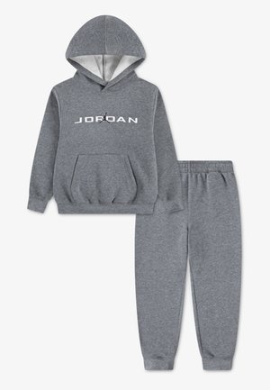 Ensemble sweat-shirt et pantalon gris en tissu doux. Le hoodie est doté d'une poche kangourou et d'un imprimé logo. Le pantalon a une taille élastique.
