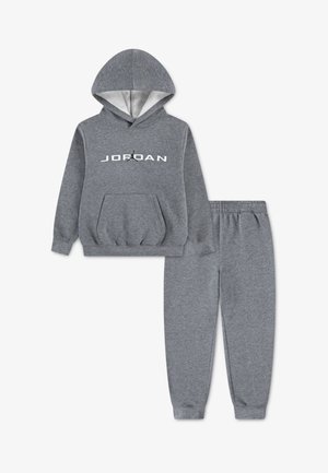 Grijze sweatshirt- en broekenset gemaakt van zachte stof. De hoodie heeft een kangoeroezak en een logo-opdruk. De broek heeft een elastische tailleband.