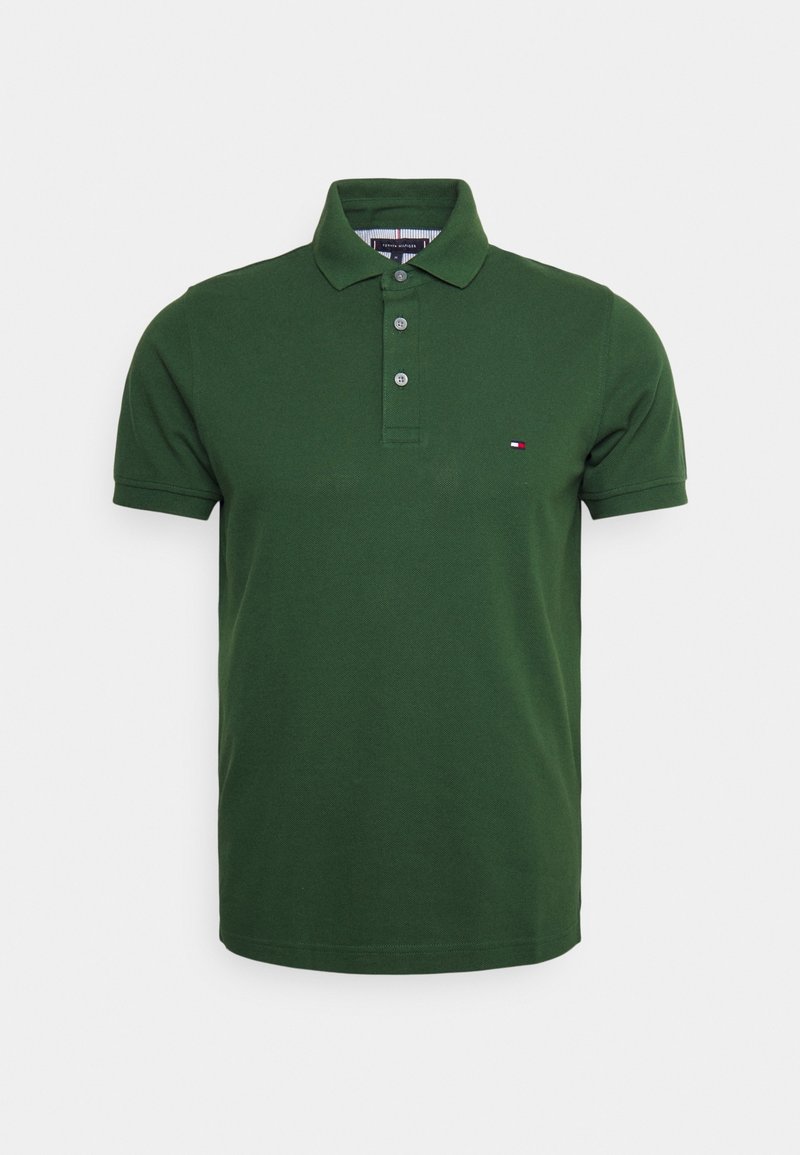 Polo vert foncé à manches courtes avec trois boutons et un petit logo rectangulaire sur la poitrine gauche.