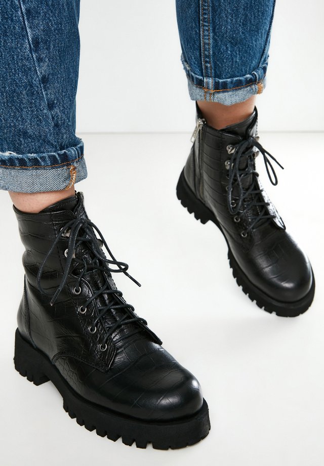 Botki na platformie - black croco obl
