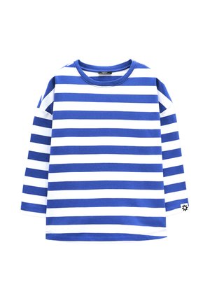 Koszula z długim rękawem w niebiesko-białe poziome paski z małą czarną metką w kształcie kwiatu na lewym mankiecie na białym tle.