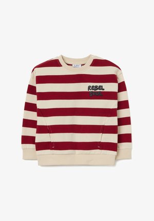 Sudadera a rayas con rayas horizontales rojas y crema, cuello redondo, aberturas laterales y texto en relieve "REBEL SOUL" en negro.
