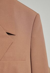 Não selecionado, mid brown