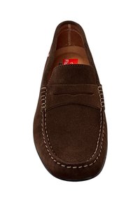 Mocassini in suede marrone con una texture liscia, dettagli cuciti sulla parte superiore e sulla suola, e design a punta arrotondata. Nessun hardware o accentuazione visibile.