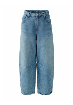 Lichtblauwe denim shorts met een hoge taille en wijde pijpen, voorzien van grote voorzakken en een rauwe zoom. Gemaakt van een gestructureerde, duurzame katoenen stof.
