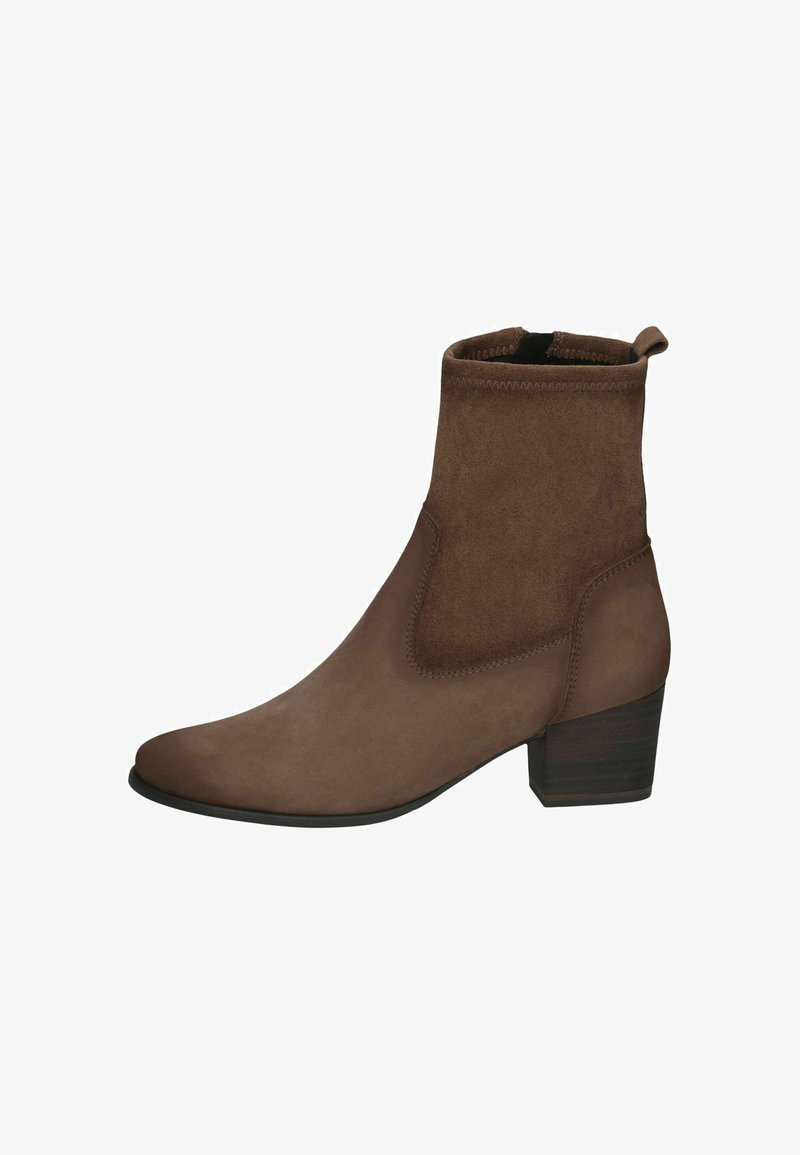 Bottine marron à talon bloc de hauteur moyenne, bout arrondi, et dessus en daim avec languette à l’arrière.