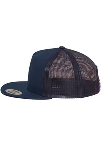 Casquette bleu marine avec une partie avant solide et un dos en maille. Visière plate, bouton rond sur le dessus, et un patch logo sur le côté. Tissu texturé.