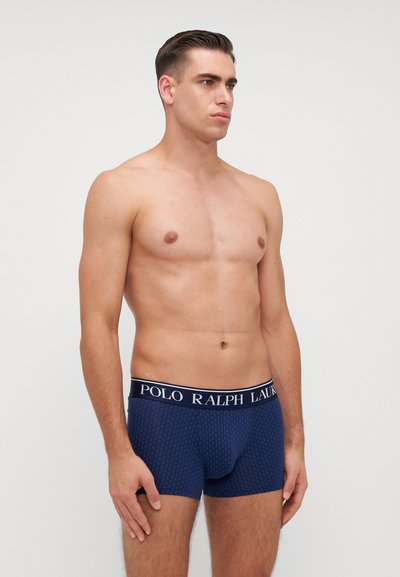 Boxeri scurți de culoare bleumarin, confecționați dintr-un material moale, cu un design cu model. Prezintă un tiv elastic cu marcă, inscripționat cu textul "POLO RALPH LAUREN".