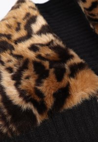 Collare in pelliccia sintetica nei colori marrone e nero con stampa leopardata, attaccato a una base in tessuto nero a coste, che offre un contrasto di texture e colori.