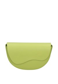 Borsa a mano in pelle verde lime texturizzata con chiusura a pattina curva e design senza cuciture. Forma compatta, stile minimalista.