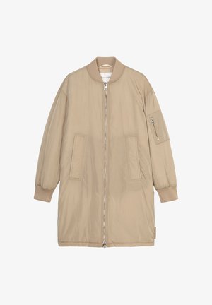 Giacca bomber beige con zip frontale, colletto e polsini a costine. Presenta due tasche laterali e una tasca con zip sulla manica. Texture liscia.