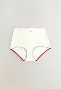 Sous-vêtements blancs taille haute avec bordure rouge et petit texte rouge "Love" centré près de la ceinture.