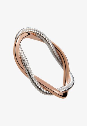 Anillo de metal con un diseño entrelazado que presenta secciones de oro rosa liso y plata texturizada. Superficies reflectantes y bordes redondeados.