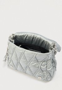 Ασημί τσάντα χειρός με ραμμένη επιφάνεια και λουρί αλυσίδας. Διαθέτει λεία, γυαλιστερή υφή, δομημένο σχήμα και μεταλλικά κουμπιά ως διακοσμητικά. Το εσωτερικό είναι μαύρο.