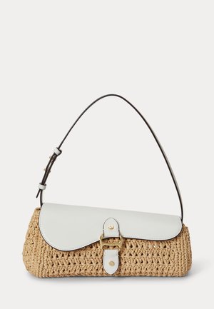 Πλεκτή τσάντα από ψάθα με λευκό δερμάτινο καπάκι και χρυσή αγκράφα, ρυθμιζόμενο λουρί ώμου από σκούρο καφέ δέρμα σε λευκό φόντο.