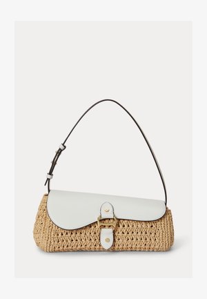 Flettet stråhåndtaske med hvid læderklap og guldlås, justerbar mørkebrun læder skulderrem mod hvid baggrund.