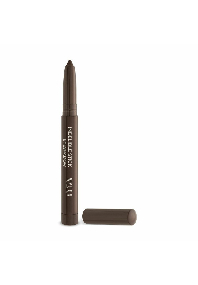 Matita ombretto di colore marrone scuro con punta affilata, texture liscia e con l'etichetta "WYCON INDIBLE STICK EYESHADOW" in testo bianco. Incluso il cappuccio.