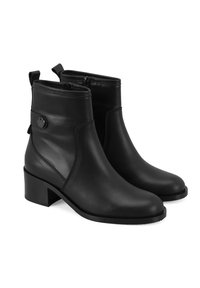 Bottines en cuir noir avec un petit talon carré, fermeture à glissière sur le côté et un accent de bouton décoratif sur le côté extérieur. Fini lisse et mat.