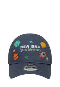 Graue Baseballmütze mit verstellbarem Riemen, ausgestattet mit buntem, raumthemenbezogenem Stickereidesign: Planeten, Rakete, Sonne und Sterne. Text "NEW ERA Space Discovery".