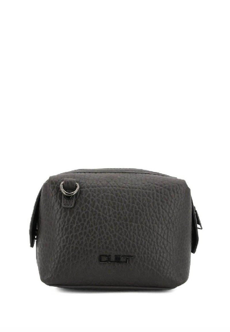 Pochette da toeletta in pelle nera con superficie testurizzata, forma rettangolare, cerniera superiore e un dettaglio in metallo color argento sul lato.