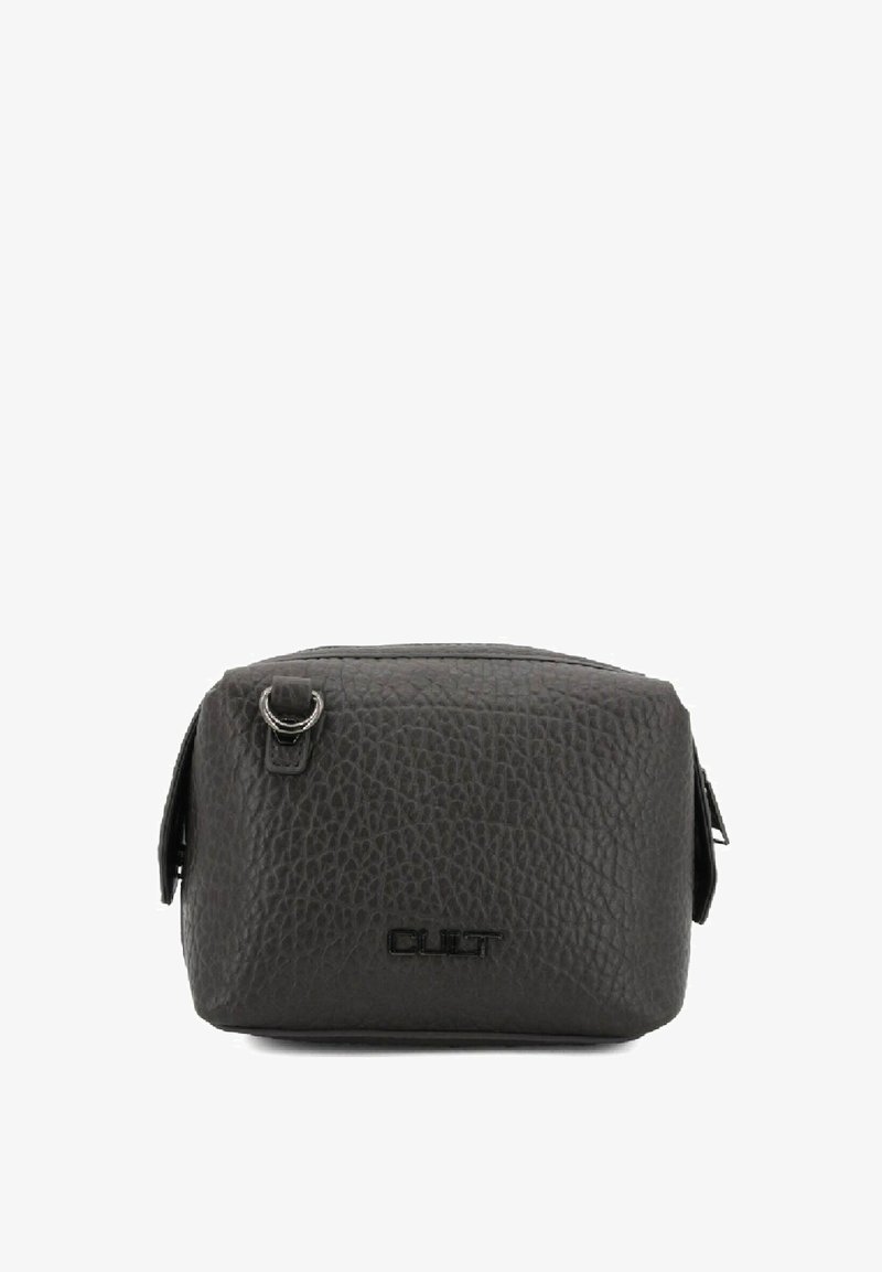 Pochette da toeletta in pelle nera con superficie testurizzata, forma rettangolare, cerniera superiore e un dettaglio in metallo color argento sul lato.