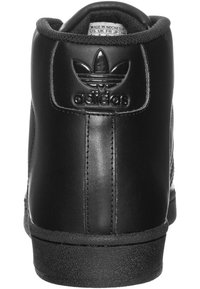 Svarta läder höga sneakers med texturerade sidor, gummiyttersula och embossad logotyp på baksidan. Mjuk innersula för komfort.