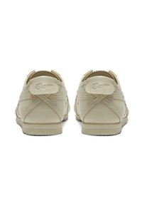 Beige Sneaker mit einem oberen Teil aus glattem Leder, strukturiertem Design mit Nähdetails und einem Logo auf der Fersenschlaufe.