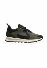 Des chaussures de sport en suède noir et vert foncé présentent des panneaux en mesh, des lacets ronds, et une semelle rembourrée beige avec des accents de semelle noire.